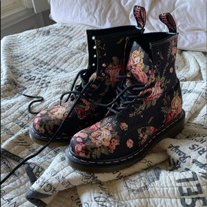 🚨💥Flash Sale💥🚨Beautiful Floral Dr Martens!!